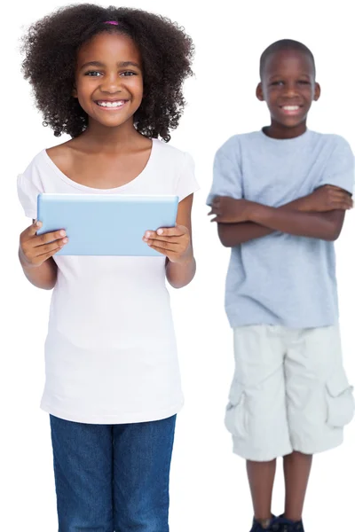 Usmívající se dívka drží počítač tablet pc s bratrem — Stock fotografie