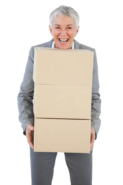 Glimlachende zakenvrouw bedrijf zware kartonnen dozen — Stockfoto
