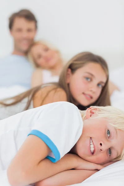 Children resting in the bed of their parents — Stock Photo, Image