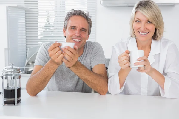 Casal feliz tomando café pela manhã — Fotografia de Stock