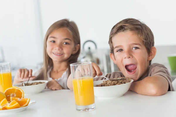 Hermanos comiendo cereales juntos — Foto de Stock