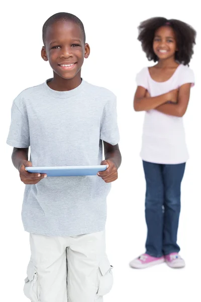 Niño usando tableta PC con su hermana — Foto de Stock