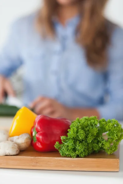 Planche à découper avec légumes sur une table — Photo