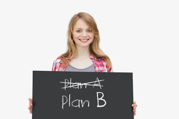 Lachende meisje houden een schoolbord — Stockfoto