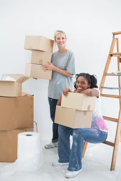 Housemates carrying cardboard moving boxes — Stock Photo, Image