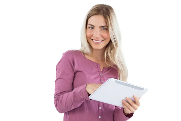 Lachende blonde vrouw gebruiken, tablet pc — Stockfoto