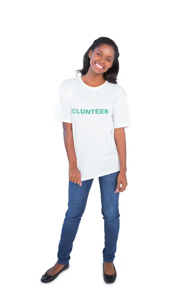 Mujer joven y feliz vistiendo camiseta voluntaria — Foto de Stock