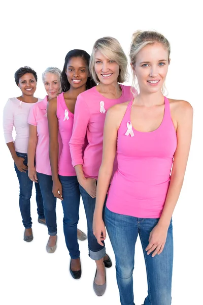 Šťastné ženy nosí růžové a stuhy pro rakovinu prsu — Stock fotografie