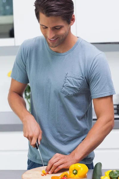 Hombre atractivo cortando verduras —  Fotos de Stock