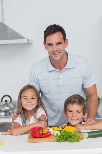 Portrait of a father and his children in the kitchen — Stock Photo, Image