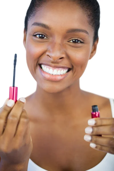 Mulher sorridente mostrando seu rímel — Fotografia de Stock