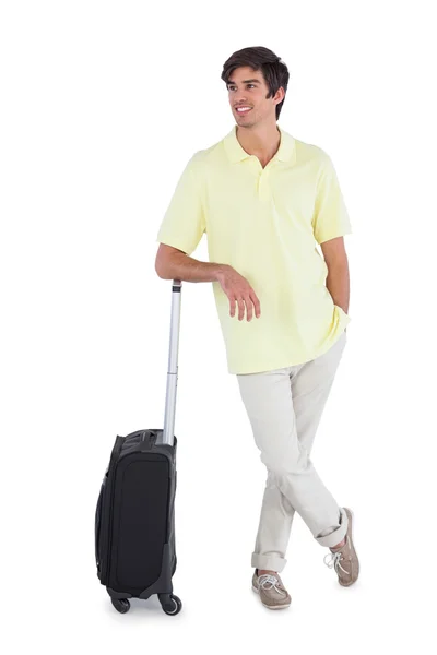 Счастливый человек стоит со своим чемоданом — стоковое фото