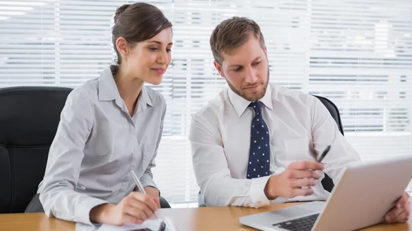 Zakenmensen werken samen met laptop — Stockfoto