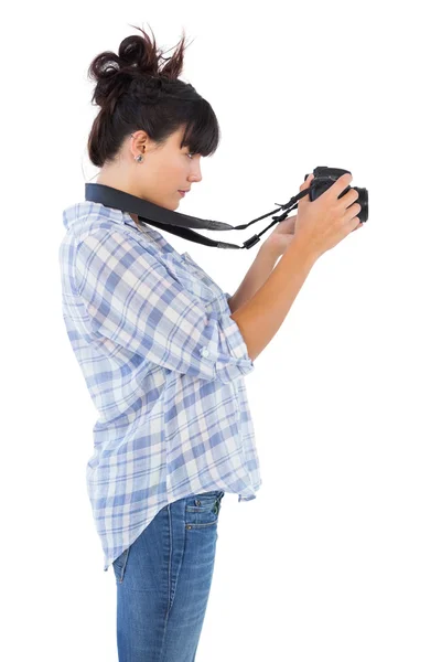 Mujer joven concentrada tomando fotos con su cámara — Foto de Stock