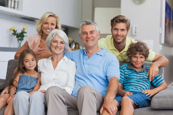 Multi-geração família posando na sala de estar — Fotografia de Stock