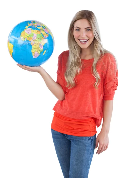 Glad kvinna anläggning globe — Stockfoto