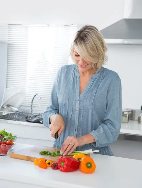 Mujer alegre preparando verduras — Foto de Stock