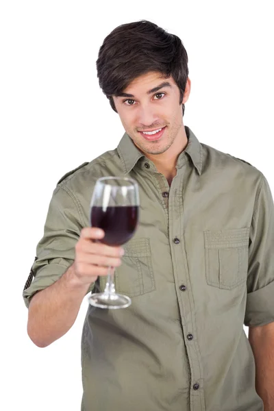 Sonriente hombre sosteniendo copa de vino tinto — Foto de Stock