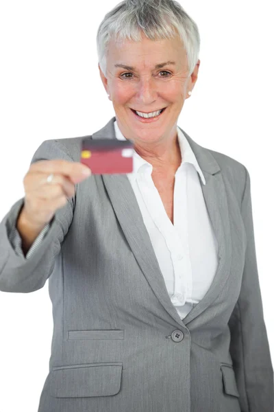 Gelukkig zakenvrouw tonen haar creditcard — Stockfoto