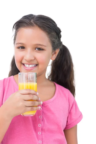 Glückliches kleines Mädchen trinkt Orangensaft — Stockfoto