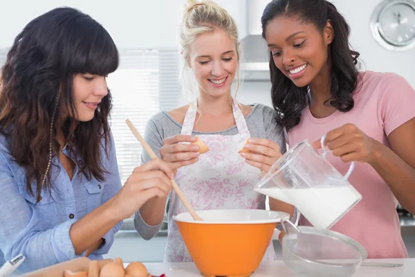 Smiling friends making pastry together — Stock Photo, Image