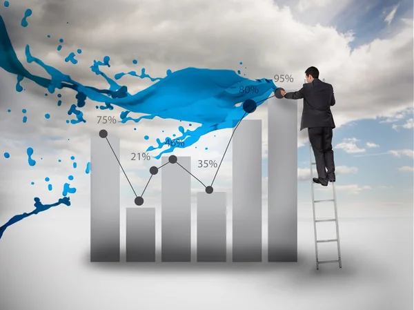 Geschäftsmann zeichnet ein Diagramm neben Farbklecksen — Stockfoto