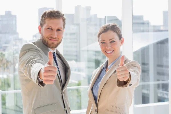 Sorrindo equipe de negócios dando polegares para cima — Fotografia de Stock