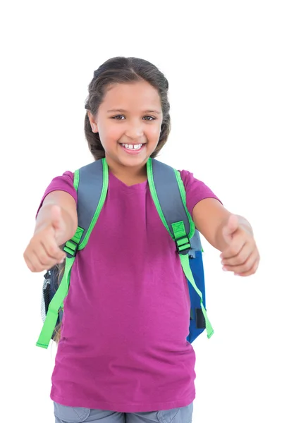 Kleines Mädchen mit Büchertasche reckt Daumen in die Kamera — Stockfoto