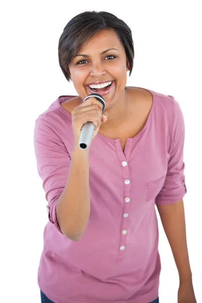 Morena cantando com seu microfone — Fotografia de Stock