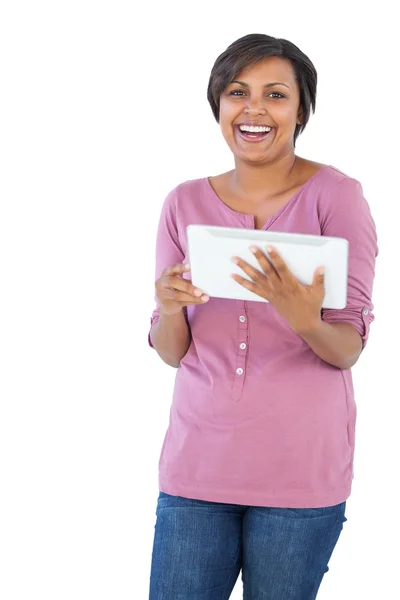 Donna sorridente in possesso di tablet pc — Foto Stock