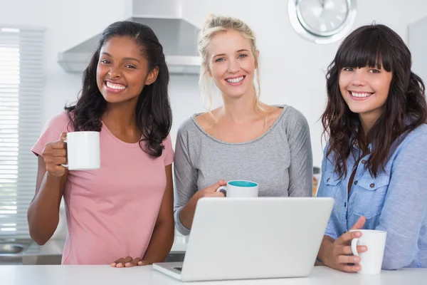 Happy friends having coffee together with laptop — Stock Photo, Image