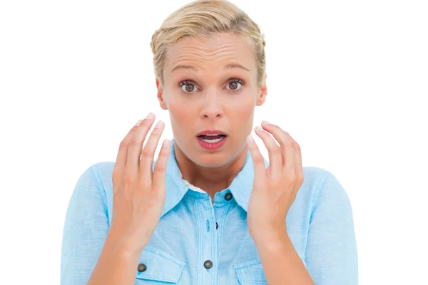 Shocked beautiful young woman looking at camera — Stock Photo, Image