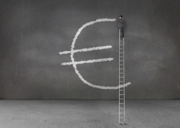 Geschäftsmann zeichnet Euro-Symbol — Stockfoto