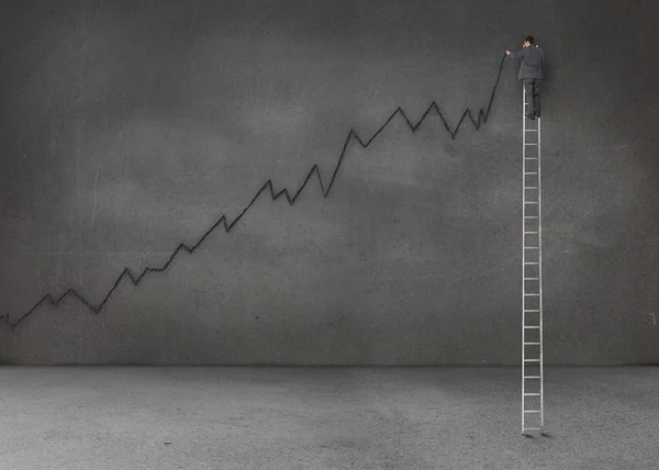 Uomo d'affari in piedi su una scala gigante e la scrittura di un grafico nero — Foto Stock