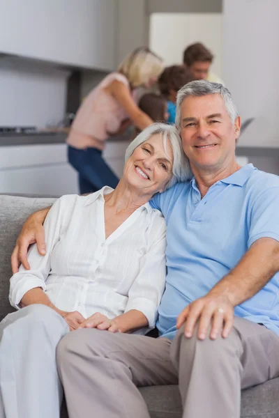 Älteres Paar sitzt auf der Couch — Stockfoto