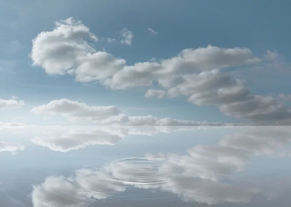 Riflessione del cielo su una pozzanghera — Foto Stock