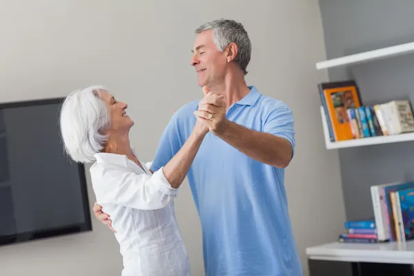 Elderly couple dancing in the living room — Φωτογραφία Αρχείου
