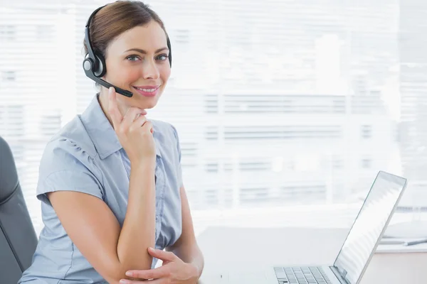 Agente do call center usando fone de ouvido em sua mesa — Fotografia de Stock