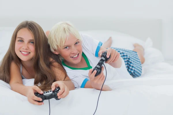 Irmãos alegres jogando videogames — Fotografia de Stock