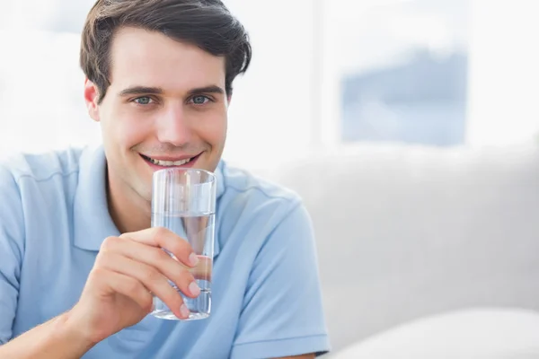 Man holding a glass of water — Stock Photo, Image