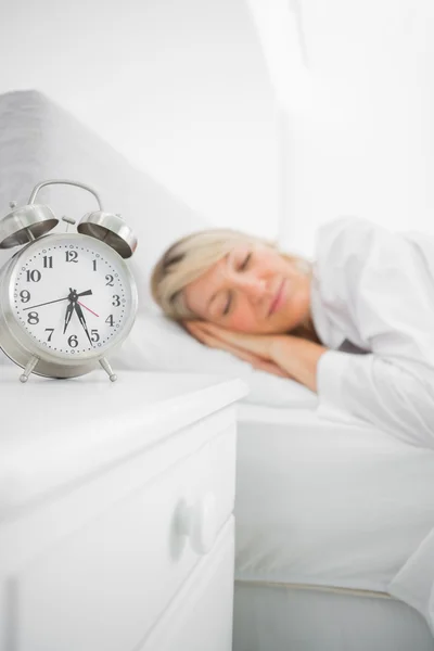 Blonde vrouw in slaap in bed — Stockfoto