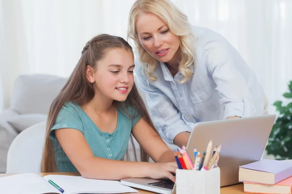 Mutter hilft ihrer Tochter bei Hausaufgaben — Stockfoto