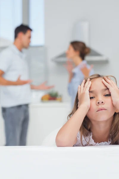 Девушка раздражена, слушая ссоры родителей — стоковое фото