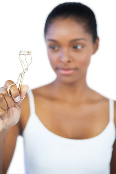 Donna guardando il suo bigodino ciglia — Foto Stock