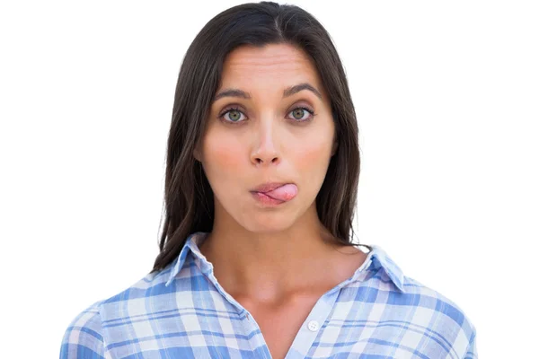 Mujer tonta con la lengua fuera mirando a la cámara —  Fotos de Stock