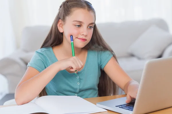 Düşünceli kız ödevini yapıyor — Stok fotoğraf