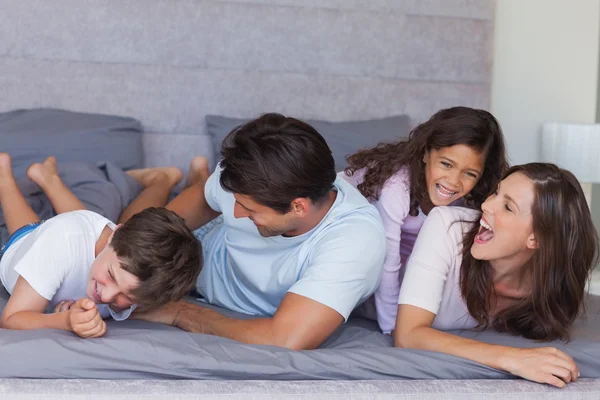 Eltern kitzeln ihre Kinder — Stockfoto