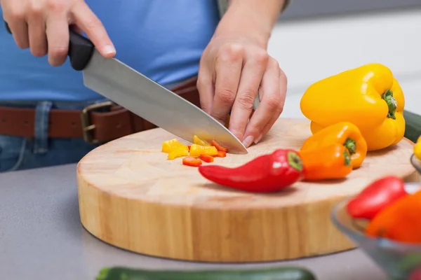 Close up de mãos cortando legumes — Fotografia de Stock