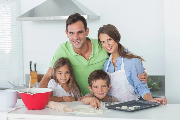 Familj bakning tillsammans i köket Stockbild