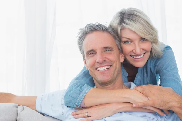 Casal sorrindo para a câmera Fotografia De Stock